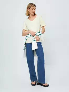 Футболка с вырезом