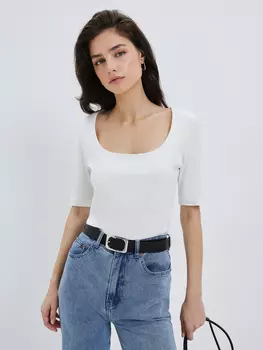 Футболка с вырезом