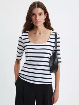 Футболка с вырезом