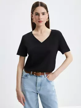 Футболка с вырезом