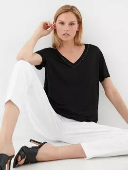 Футболка со стразами по вырезу