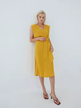 Платье с подплечниками