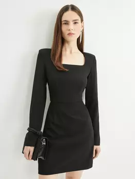 Платье с вырезом