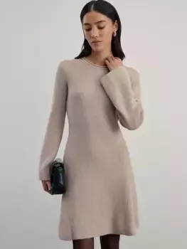 Приталенное вязаное платье