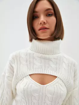 Свитер с вырезом