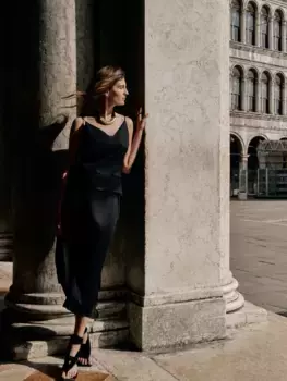 Топ из тенселя с декоративной деталью