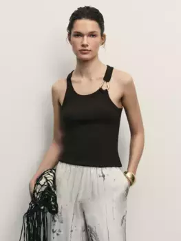 Топ с декоративным элементом