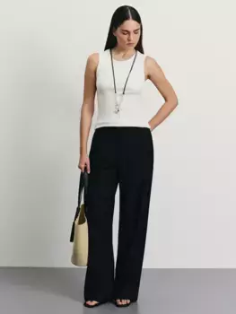 Топ с декоративным вырезом на спине