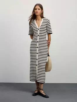 Вязаное платье миди в полоску