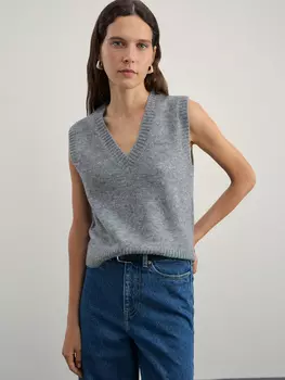 Вязаный жилет с V- образным вырезом