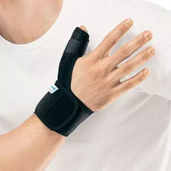 Бандаж на лучезапястный сустав с поддержкой пальца RWR-102 черный Orlett/Орлетт р.S/M