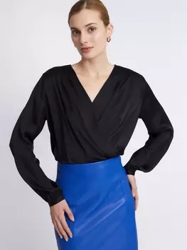 Атласная блузка на резинке с вырезом на запах и драпировкой