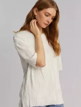 Блузка-футболка с фактурным узором и боковым разрезом