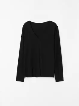 Блузка с длинным рукавом и вырезом на груди