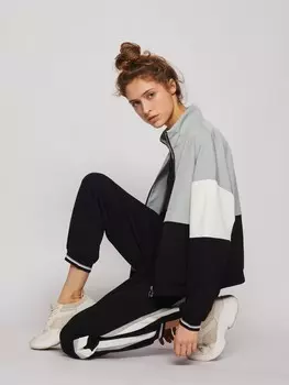 Бомбер оверсайз силуэта с воротником-стойкой