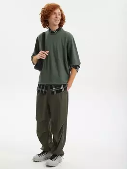 Брюки-джоггеры на кулисках