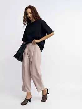 Брюки фасона Carrot с защипами