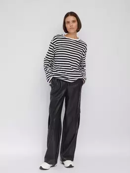 Брюки прямого силуэта из экокожи с карманами карго