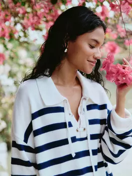 Джемпер с полоску с воротником и вырезом на шнуровке