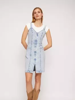 Джинсовый сарафан длины мини на лямках