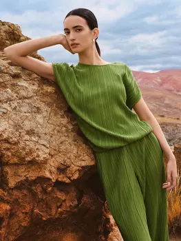 Футболка из фактурной ткани на резинке