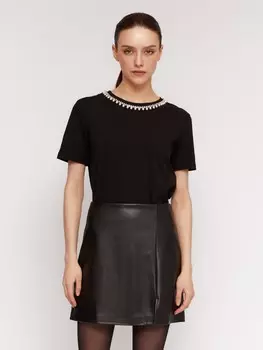 Футболка из хлопка с акцентом на вырезе