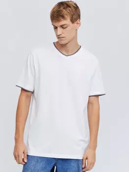 Футболка из хлопка с треугольным вырезом