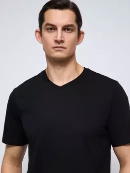 Футболка из хлопка с треугольным вырезом