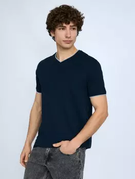 Футболка из хлопка с треугольным вырезом