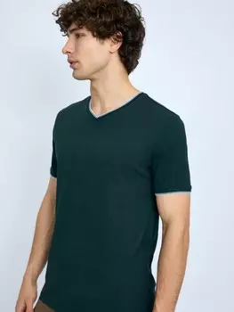 Футболка из хлопка с треугольным вырезом