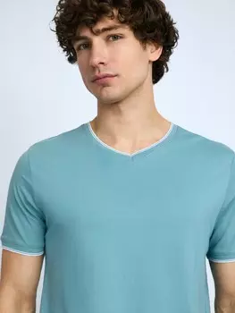 Футболка из хлопка с треугольным вырезом