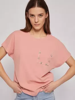 Футболка с акцентным карманом со стразами