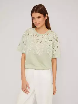 Футболка с фактурным узором на кокетке и рукавах