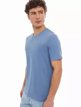 Футболка с треугольным вырезом