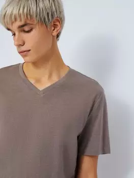 Футболка с треугольным вырезом