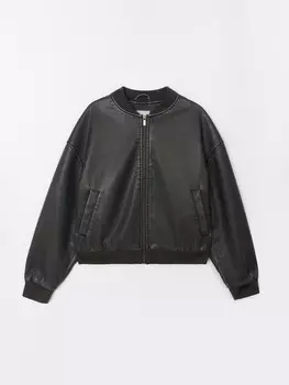 Короткая куртка-бомбер из экокожи