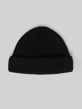 Короткая вязаная шапка-бини с отворотом