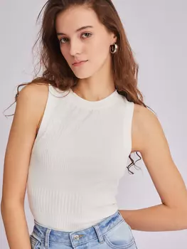 Короткий топ без рукавов