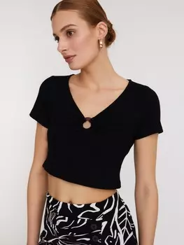 Кроп-топ с акцентным вырезом