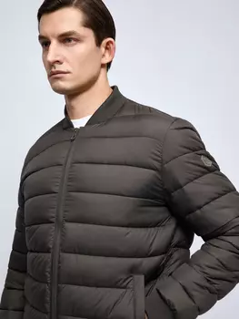 Лёгкая утеплённая куртка-бомбер с воротником-стойкой