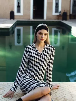 Платье с отложным воротником