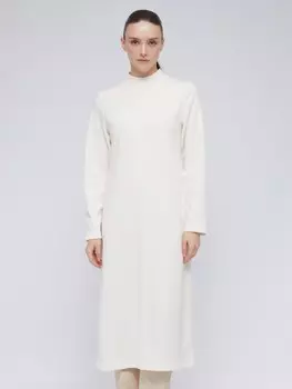 Платье-свитер из вязаного трикотажа с высоким горлом