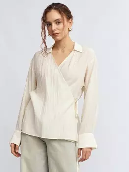 Приталенная блузка на запах с длинным рукавом