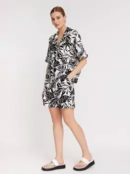 Шорты с тропическим принтом и с поясом