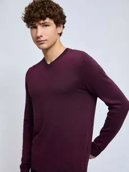 Тонкий вязаный пуловер с треугольным вырезом