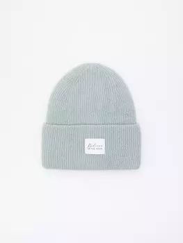 Тёплая вязаная шапка-бини с патчем-нашивкой