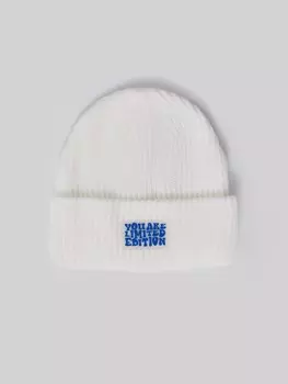 Тёплая вязаная шапка-бини с патчем-нашивкой