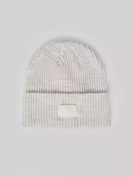 Тёплая вязаная шапка-бини с патчем-нашивкой