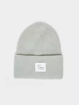 Тёплая вязаная шапка-бини с патчем-нашивкой