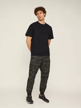 Трикотажные брюки-джоггеры с камуфляжным принтом